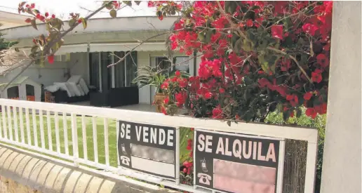  ?? Foto: Ángel García ?? „Zu Verkaufen“und „Zu vermieten“steht an diesem Gartenzaun.