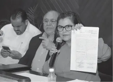  ?? VÍCTOR HUGO OLIVAS ?? &gt; Elsa Bojórquez junto al alcalde Guillermo Benítez y Jesús Flores.