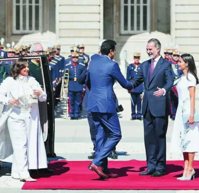  ?? EP ?? Los Reyes reciben con honores al emir y la jequesa de Qatar en el Palacio Real