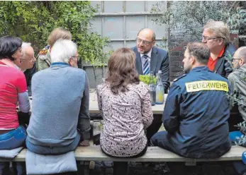  ?? FOTO: DPA ?? SPD-Kanzlerkan­didat Martin Schulz (4. v. r.) hört sich bei den Bewohnern des Hamburger Schanzenvi­ertels um.