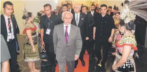  ??  ?? MALAM GALA: Tun Taib, Najib dan Abang Johari disambut meriah ketika ketibaan mereka pada Majlis Jamuan Malam Gala di Kompleks DUN di Kuching, malam kelmarin.