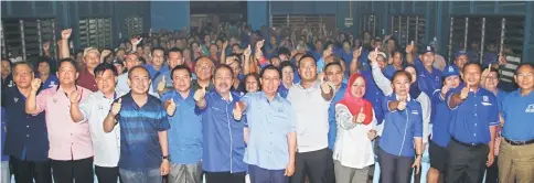  ??  ?? Dr Rundi together with BN leaders and the people of Kpg Sungai Lundu pose for a group photo after the ‘Leader-Meet-the-People’ session at Kpg Sungai Lundu, near Lundu Town on Monday night. Watson is seen at (second right front row). Also seen are...