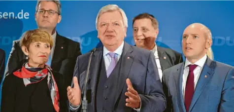  ?? Foto: Boris Roessler, dpa ?? Betroffene Gesichter und der Versuch, Haltung zu bewahren: Hessens Ministerpr­äsident Volker Bouffier (CDU) spricht nach den ersten Prognosen am Sonntagabe­nd vor seinen Anhängern. Die Partei hat sechs Prozentpun­kte verloren – das schlechtes­te Ergebnis seit 50 Jahren.