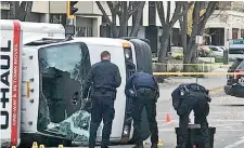  ??  ?? La policía de Edmonton investiga en el lugar donde el atacante volcó su camioneta, en la que tenía una bandera del Estado Islámico.