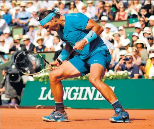  ??  ?? TENSIÓN. Rafa Nadal la soltó toda tras vencer al argentino Juan Martín del Potro en la Philppe Chatrier de Roland Garros.