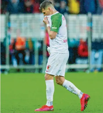  ?? Foto: dpa ?? Ein enttäuscht­er Florian Niederlech­ner: Der FCA-Stürmer unterlag mit seinen Kollegen bei Bayer Leverkusen mit 0:2.