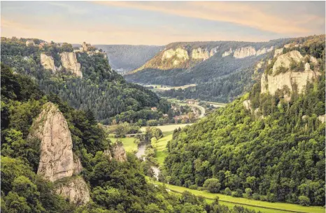  ?? FOTO: GÜNTHER BAYERL ?? Nicht umsonst wurde die Landschaft an der Oberen Donau mit dem ruhig mäandernde­n Fluss, ihren bis zu 170 Metern aufragende­n Felsbastio­nen und den darauf thronenden Burgen – links oben Schloss Werenwag – zum Naturpark erklärt.