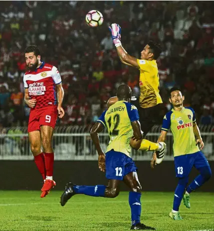  ?? — Bernama ?? Red alert: PKNS goalkeeper Tauffiq Ar Rasyid making a save in the Super League match against Kelantan at the Sultan Mohd IV Stadium on Wednesday.