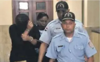  ??  ?? Fatín Leonarda Falcón Alvino es condicida por la policía judicial, luego de la audiencia.