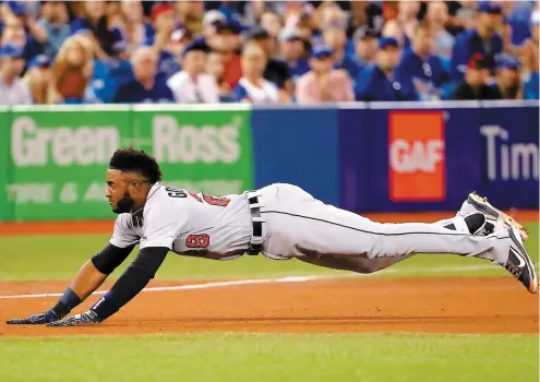  ?? PHOTO AFP ?? Niko Goodrum, des Tigers, obtenant un triple en 10e manche. Il viendra ensuite marquer le point vainqueur sur le balon-sacrifice de Jose Iglesias.