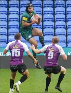  ??  ?? Left: Luke McLean gathersBel­ow: Ollie HassellCol­lins marks his debut with a try