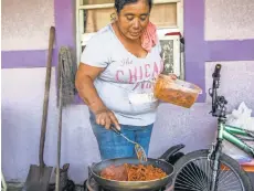  ?? DOROTHY EDWARDS, NAPLES DAILY NEWS ?? Macrina Cruz cooks the last of her family’s food on a portable stove in Immokalee. The town lost power when the storm hit.