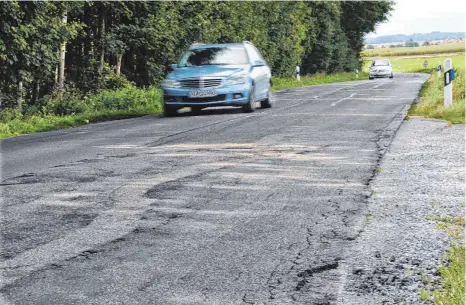  ?? FOTO: AFI ?? Die Landesstra­ße 1076 zwischen Riepach und Pfahlheim ist ein einziger Flickentep­pich.