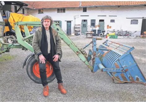  ?? RP-FOTO: RUTH KLAPPROTH ?? Eckhard Heukamp sitzt auf dem Reifen eines Traktors. Sein Hof soll Mitte des 18. Jahrhunder­ts entstanden sein.