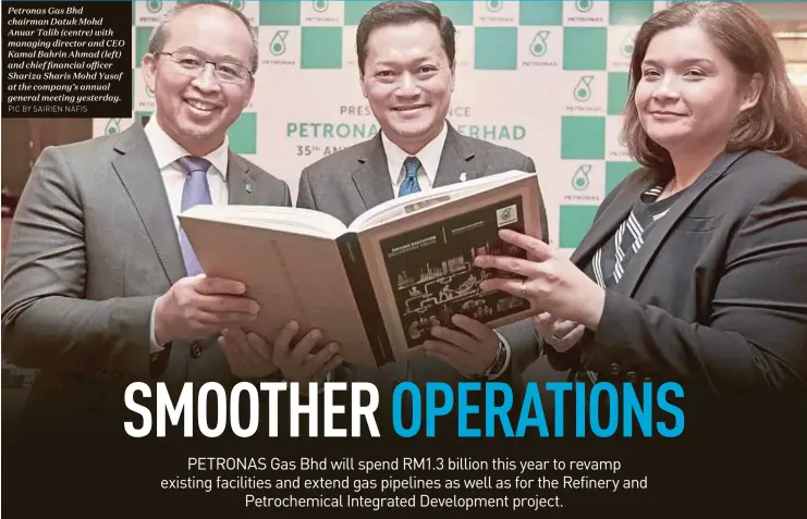 ?? PIC BY SAIRIEN NAFIS ?? Petronas Gas Bhd chairman Datuk Mohd Anuar Talib (centre) with managing director and CEO Kamal Bahrin Ahmad (left) and chief financial officer Shariza Sharis Mohd Yusof at the company’s annual general meeting yesterday.