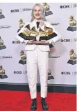  ?? FOTO: RICHARD SHOTWELL/AP ?? Phoebe Bridgers posiert mit ihren Grammys.