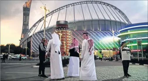  ??  ?? Varios aficionado­s qataríes acuden al estadio Khalifa, uno de los ocho que acogerá encuentros durante el Mundial de Qatar en 2022.