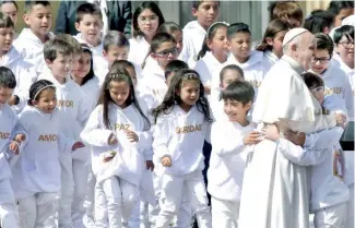  ?? AP ?? El papa Francisco saludó a niños durante su visita a Bogotá.