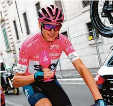 ?? Foto: afp ?? Ist ihm und seinen Ergebnisse­n zu trauen? Chris Froome, der seit Monaten unter ver schärftem Dopingverd­acht fährt, gewann den Giro.