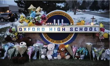  ?? SCOTT OLSON Getty Images ?? A makeshift memorial sits outside of Oxford (Michigan) High School on Wednesday, a day after four teenagers were killed and seven injured when a fellow student allegedly opened fire in a hallway at the school.