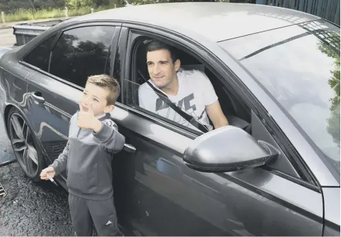  ??  ?? Rangers captain Lee Wallace stops to pose for a photograph with a young supporter as he arrives for pre-season training yesterday.