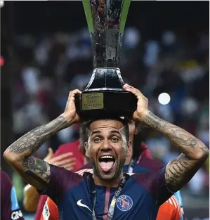  ?? FRANCK FIFE/AFP PHOTO ?? LANGGANAN JUARA: Dani Alves mendapat kesempatan mengangkat piala Trophee des Champions kemarin.