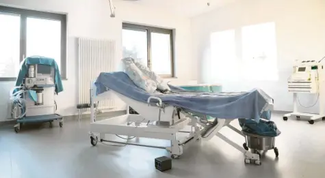  ??  ?? Ein Sinnbild für die kleineren Kliniken in der Region? Die Geburtshil­festation im Krankenhau­s in Aichach ist verwaist. Die Station wurde zwar in dem Neubau eingericht­et, der im Oktober als „Bayerns modernste Klinik“eröffnet wurde. Sie wird aber bis heute nicht genutzt. Archivfoto: Christoph Lotter