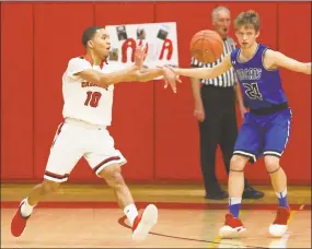  ?? Emily J. Reynolds / For Hearst Connecticu­t Media ?? Cromwell’s Naimir Heyliger passes the ball to a teammate in front of Old Lyme’s Quinn Romeo on Monday.