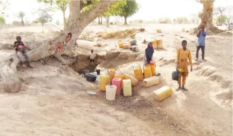  ?? ?? Residents in search of water