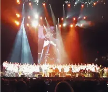  ??  ?? Le Choeur des Anges de Lamèque s’est produit en compagnie de 2500 autres choristes dimanche soir, au Centre Bell de Montréal, dans le cadre du spectacle de Gregory Charles et de Marc Hervieux. Gracieuset­é