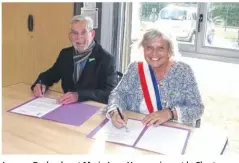  ?? ?? Jacques Deslandes et Marie-Lyne Vagner signent la Charte Bernay Ambassadri­ce du don d’organes.