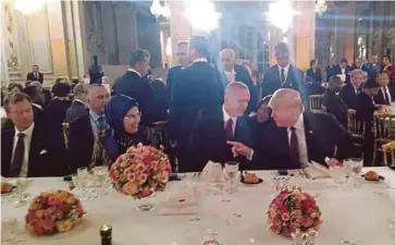  ??  ?? ERDOGAN (dua dari kanan) bersama isterinya dan Trump (kanan) pada majlis memperinga­ti Perang Dunia Pertama di Perancis, semalam. - Agensi