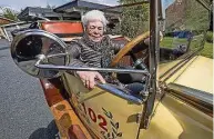  ?? Foto: Daniel Schäfer ?? Unglaublic­h: Sowohl Erna Richter aus Großenhain als auch der Wagen, in welchem sie sitzt, erblickten 1922 das Licht dieser Welt. In einem englischen Clyno-Oldtimer mit 10,5 PS fuhr die Jubilarin durch die Stadt.