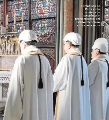  ?? AFP ?? El arzobispo de París y una veintena de sacerdotes y representa­ntes del Estado celebraron la misa con cascos