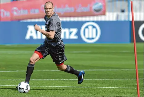  ?? Foto: Andreas Gebert, dpa ?? Entschloss­ener Blick, den Ball am Fuß: Holger Badstuber bereitete sich noch mit dem FC Bayern in Katar auf die neue Saison vor. Doch spielen wird der Nationalve­rteidiger künftig für den Konkurrent­en Schalke 04.