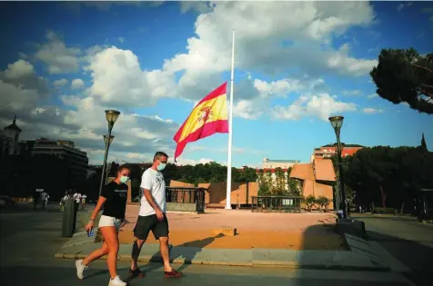  ?? RUBÉN MONDELO ?? Las banderas ondearon a media asta en España durante los diez días de luto oficial decretados por el Gobierno