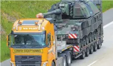  ?? FOTO: THOMAS FREY ?? Ein Schwertran­sport-Tieflader fährt eine Panzerhaub­itze 2000 mit niederländ­ischem Kennzeiche­n. Deutschlan­d und die Niederland­e wollen der Ukraine insgesamt zwölf davon übergeben.