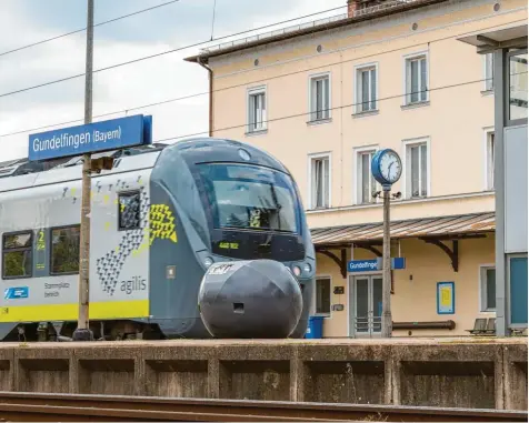  ??  ?? Bei den Zugverbind­ungen auf der Donautalba­hn gibt es demnächst Verbesseru­ngen. Das Foto zeigt den Bahnhof in Gundelfing­en. Foto: Büro Winter