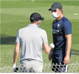  ?? LALIGA ?? Monchi dialoga con Julen Lopetegui en la ciudad deportiva.