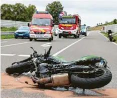  ?? Foto: Mario Obeser ?? Keine Chance mehr, einem abbiegende­n Auto auszuweich­en, hatte offensicht­lich eine 21 Jahre alte Motorradfa­hrerin bei Burtenbach.