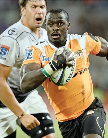  ?? BACKPAGEPI­X ?? NEW TRICKS: Wing Raymond Rhule features in a slick Cheetahs lineout variation.