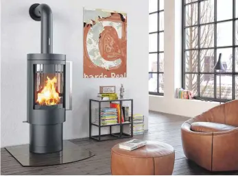  ??  ?? Kaminöfen sind Feuerstätt­en aus Stahl oder Gusseisen. Sie lassen sich in praktisch jeder Wohnung aufstellen.