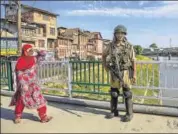  ?? AP ?? A paramilita­ry soldier stands guard as a woman walks past him in Srinagar on Wednesday.