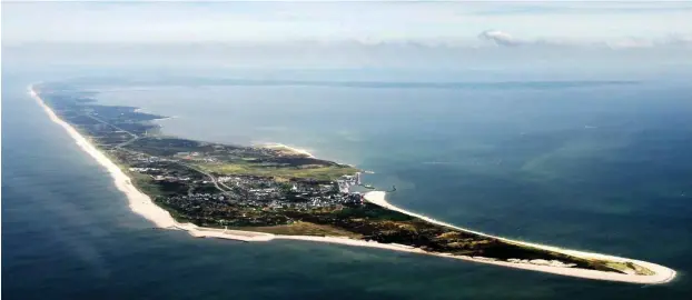  ?? Fotos: dpa/Carsten Rehder ?? 38 Kilometer lang und maximal 12,6 Kilometer breit: Sylt, die größte der nordfriesi­schen Inseln. Sylt hat rund 17 700 Einwohner – ohne Zweitwohnu­ngsbesitze­r.