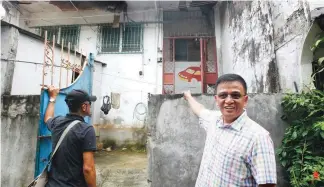  ??  ?? NOT WORTH 1100 MILLION – Outgoing Customs commission­er Nicanor Faeldon in front of his house in Taytay, Rizal, Thursday, a day after Sen. Panfilo Lacson claimed he received 1100 million in ‘welcome money’ when he took over the bureau. Faeldon said his...