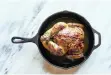  ?? The New York Times ?? The natural sugars in maple syrup caramelise in this recipe, turning the chicken’s skin a nutty brown. | Con Poulos/