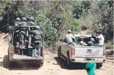  ??  ?? Policías federales en un operativo realizado en 2014 por la sierra de Michoacán, en busca de miembros del grupo de Servando González La Tuta.