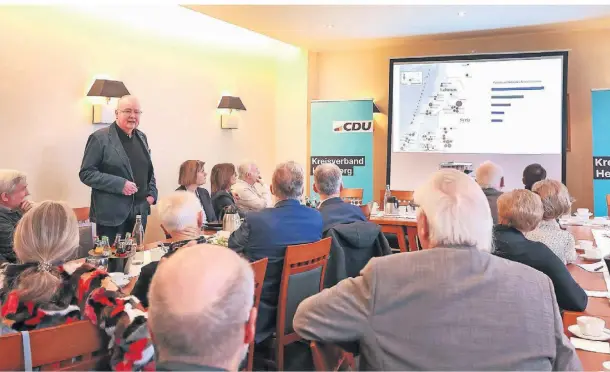  ?? FOTO: RUTH KLAPPROTH ?? Ruprecht Polenz beim politische­n Frühstück der CDU in Gangelt.