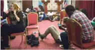  ?? – AFP ?? CLASHES: Journalist­s sit inside the conference room as fire broke out near the presidenti­al palace in Juba on Friday.