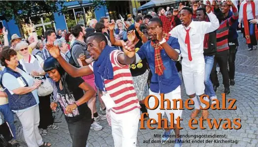  ??  ?? Mit einem Sendungsgo­ttesdienst auf dem Jenaer Markt endete der Kirchentag am Samstag. Zu den Mitwirkend­en gehörte unter anderem ein Jugendchor aus Arusha in Tansania. Fotos: Thorsten Büker